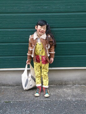 「アイテム（サロペット/オーバーオール、イエロー系）」を使った、ポコさん（キッズ・110cm）の冬コーディネート