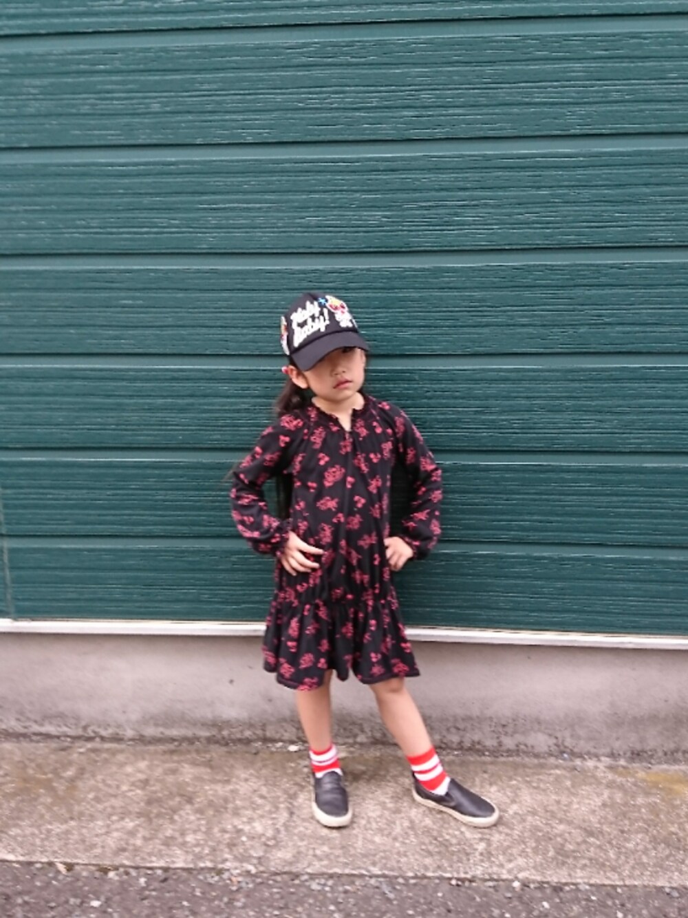 「ヒスミニ、ヒステリックグラマー、ヒステリックミニ、キャップ、おんなのこ、キッズコーデ」｜「HYSTERIC MINIのsexy mini cherry dot 総柄 “ウォームファイバー” ワンピース（ワンピース、ブラック系）」を使った、ポコさん（キッズ・120cm）の秋コーディネートの1枚目の写真