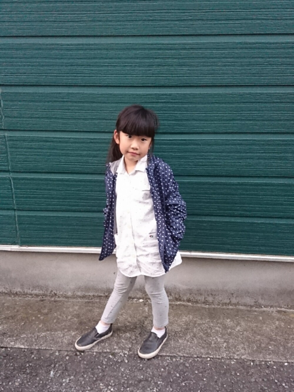 「ギャップ、GAP、アーノルドパーマー、みずたま、おんなのこ、キッズコーデ」｜「GAPのアイテム（ナイロンジャケット、ブルー系）」を使った、ポコさん（キッズ・120cm）の秋コーディネートの1枚目の写真