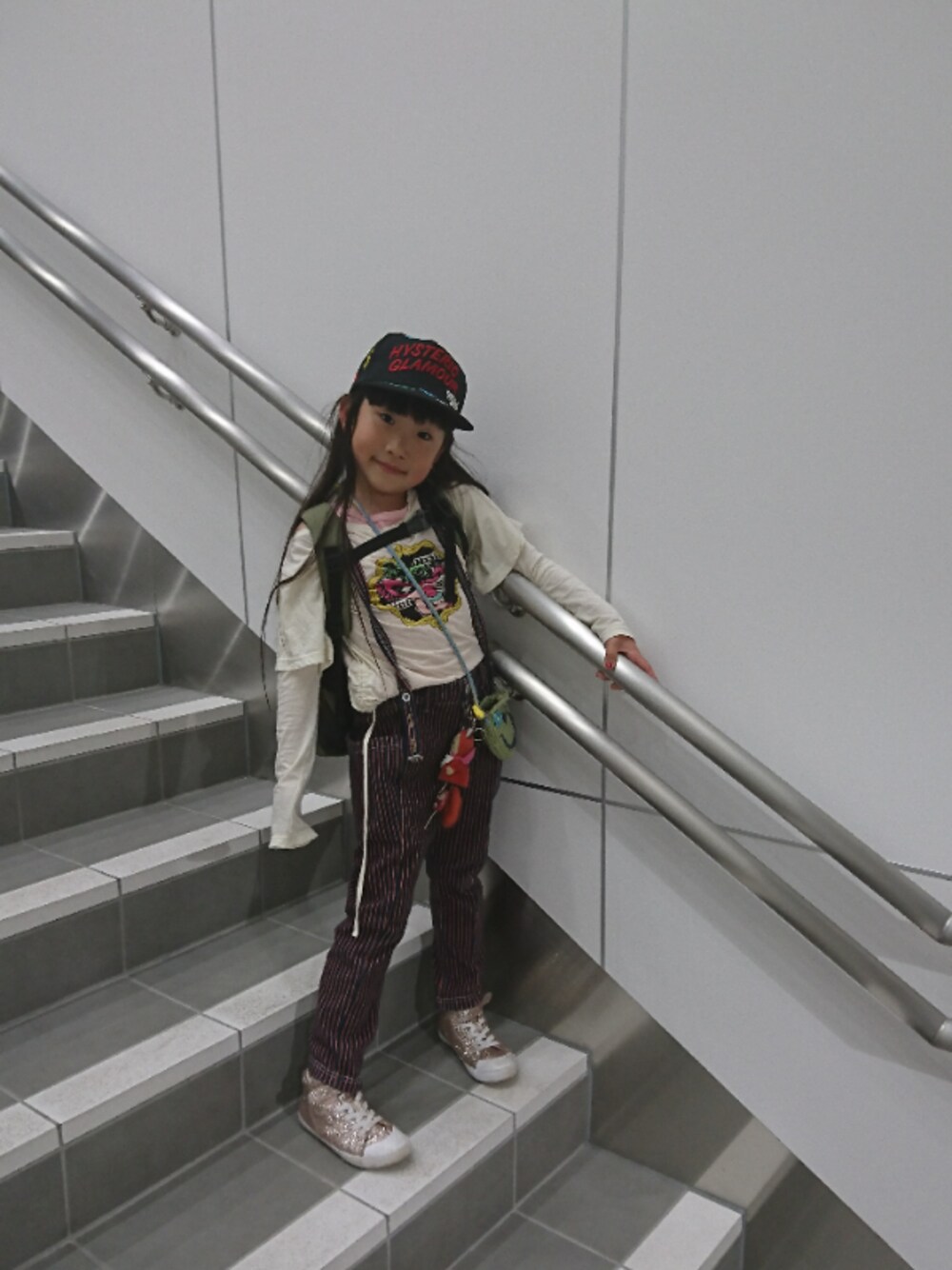 「ヒスミニ、ブーフーウー、キャップ、ボーイッシュ、おんなのこ、キッズコーデ」｜「HYSTERIC MINIのHYSTERIC POP SIGN総柄　T/Cツイルキャップ（キャップ、ブラック系）」を使った、ポコさん（キッズ・120cm）の春コーディネートの1枚目の写真