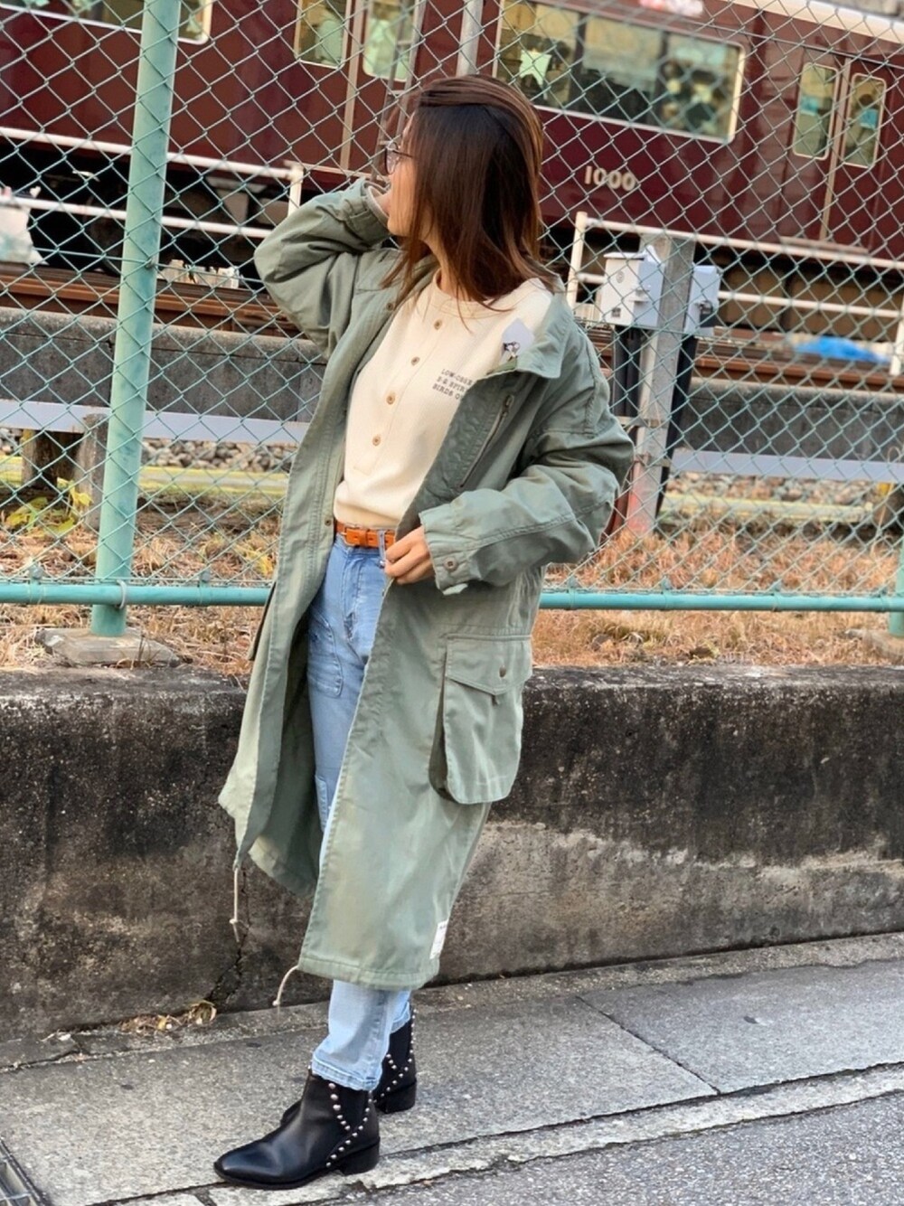 「シンプル、AVIREX、spring、春コーデ、outfit、girl、オトナカジュアル、女性らしい、オトナ女子、AVIREXBelle」｜「AVIREXのステンシルプリント ヘンリーネックプルオーバー/ STENCIL PRINT HENLEY NECK PULL OVER（Tシャツ/カットソー、ホワイト系）」を使った、CHIPCHIPさん（レディース・153cm）の冬コーディネートの1枚目の写真
