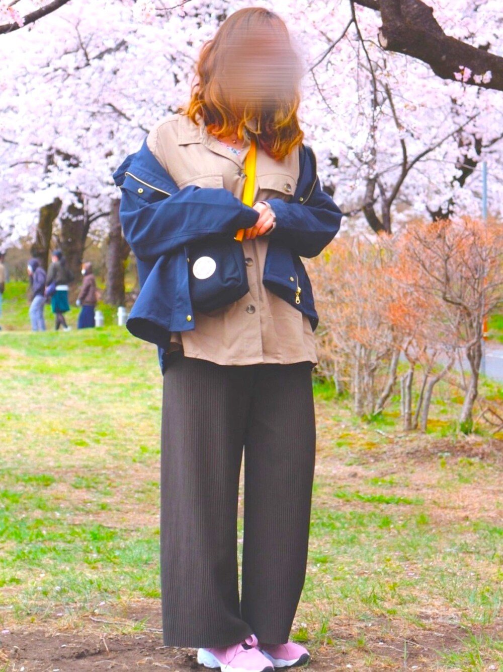 「高身長女子、桜、ラフスタイル、お花見」｜「GUのアイテム（シャツ/ブラウス、グリーン系）」を使った、ぱんのみみさん（レディース・167cm）の春コーディネートの1枚目の写真
