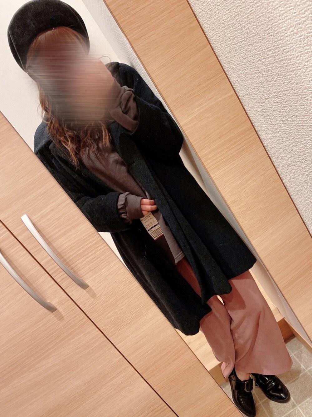 ブラウン系のスウェット、ピンク系のパンツ、ブラック系のジャケット/アウターを着用したレディースの冬コーディネートの1枚目の写真