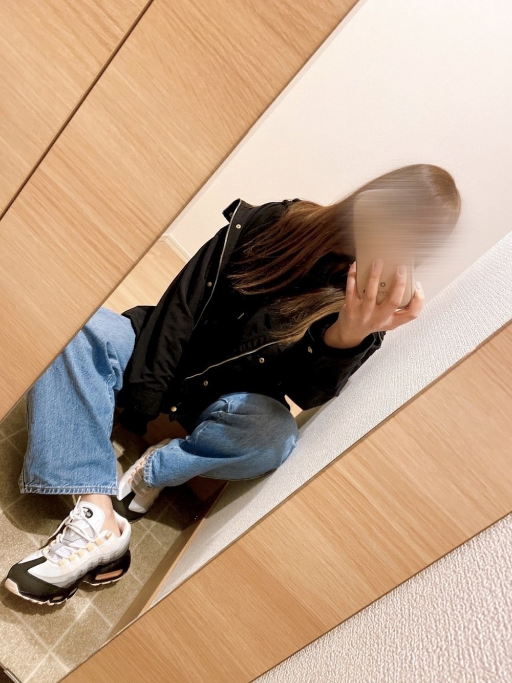 「メンズライク、メンズライクコーデ、高身長女子、マンパ、マウンテンパーカー、スニーカー、ナイキ、ジーンズ」｜「GRLのボリュームスリーブスエットパーカー（パーカー、ブラック系）」を使った、ぱんのみみさん（レディース・167cm）の春コーディネートの1枚目の写真
