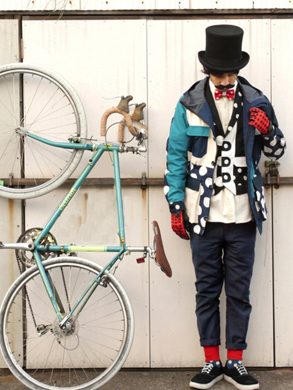 「マウンテンパーカー、 ベスト、ドット、モノトーン、蝶ネクタイ、自転車スタイル、NIRAME.CO、kent hat」｜「NIRAME.COのすごろくベスト。　モノトーン　ドット（ベスト、その他）」を使った、あっぷっぷさん（メンズ・177cm）の冬コーディネートの1枚目の写真