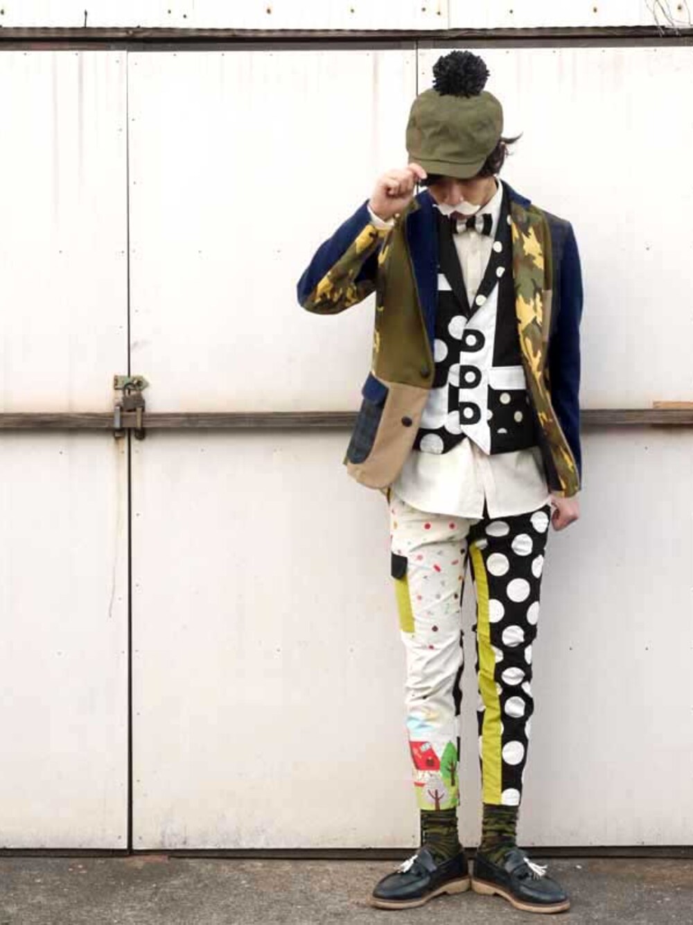 「セットアップ、テーラードジャケット、ドット、Dr.Martens、蝶ネクタイ、春コーデ、 カーキ、ボンボン帽子、NIRAME.CO」｜「NIRAME.COの【残りMサイズ1枚のみ】真夜中のシーソーじゃけっと。（テーラードジャケット、その他）」を使った、あっぷっぷさん（メンズ・177cm）の冬コーディネートの1枚目の写真