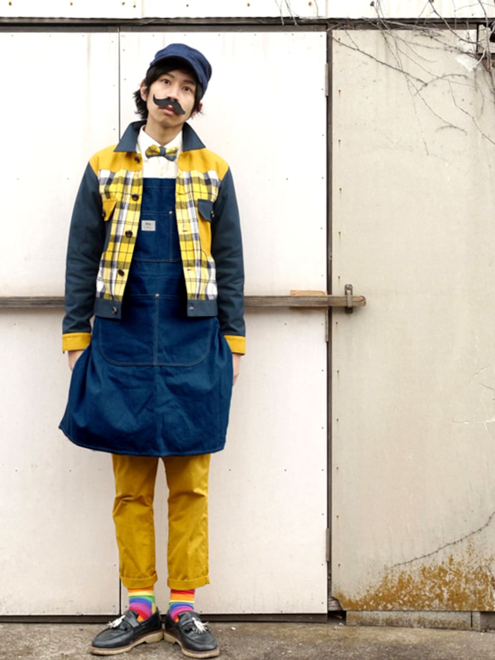 「デニム、カジュアル、ネイビー、エプロン、Dr.Martens、ワークキャップ、からし色、春コーデ、ラブレター、NIRAME.CO」｜「SPELLBOUNDのアイテム（その他パンツ、イエロー系）」を使った、あっぷっぷさん（メンズ・177cm）の冬コーディネートの1枚目の写真