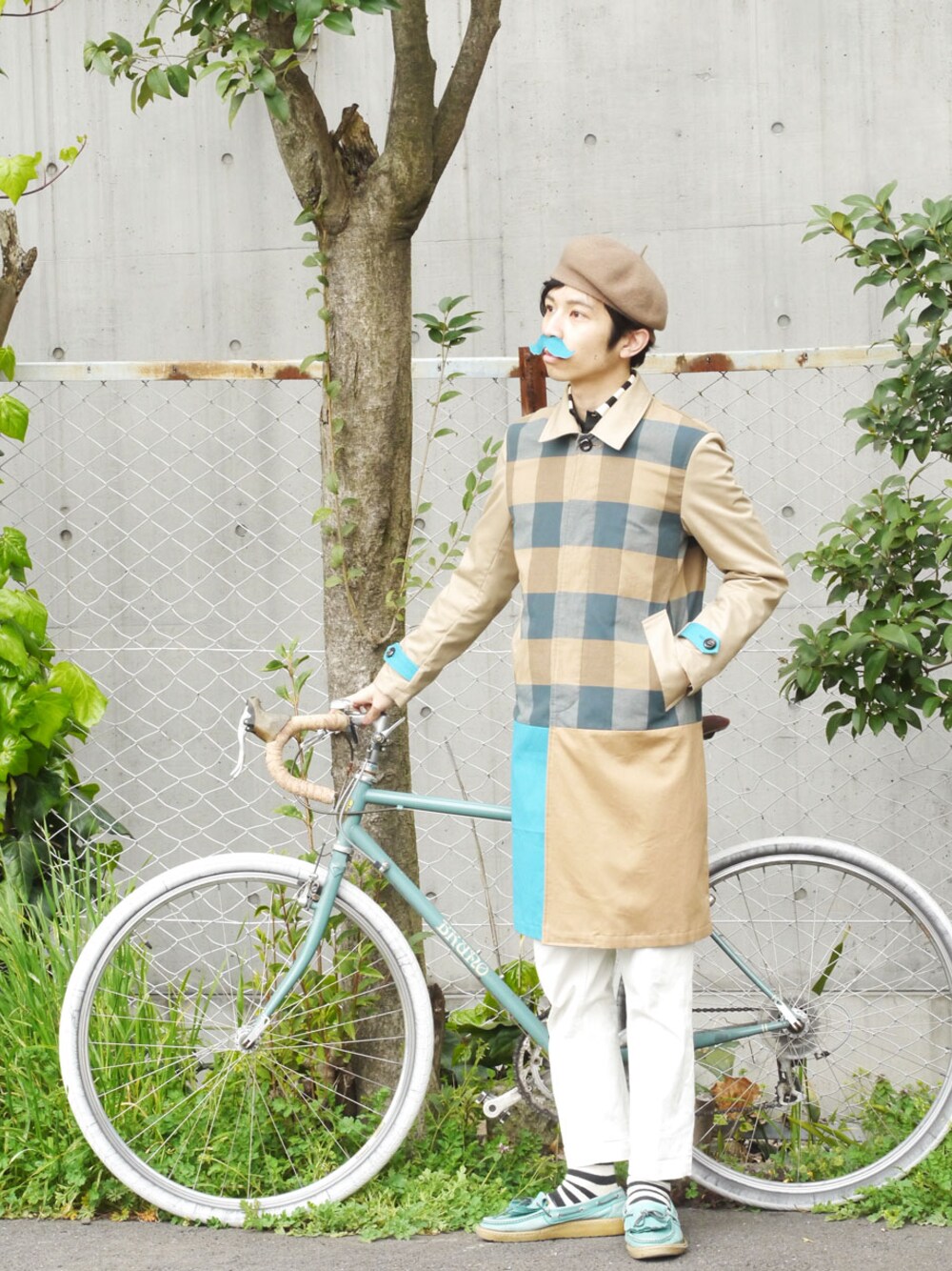 「ベレー帽、ステンカラーコート、モカシン、白パンツ、自転車スタイル、きれいめカジュアル、春コーデ、NIRAME.CO」｜「NIRAME.COのすぷりんぐふぁーすとステンカラーコート  チェック（ステンカラーコート、その他）」を使った、あっぷっぷさん（メンズ・177cm）の春コーディネートの1枚目の写真