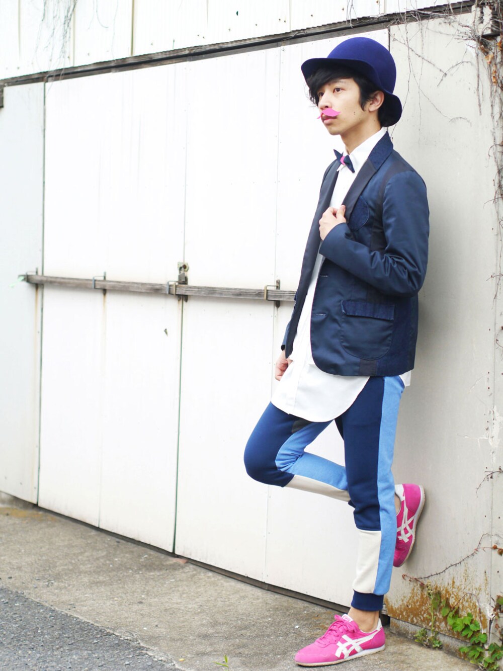 その他のテーラードジャケット、ホワイト系のシャツ/ブラウス、その他の蝶ネクタイを着用したメンズの春コーディネートの1枚目の写真