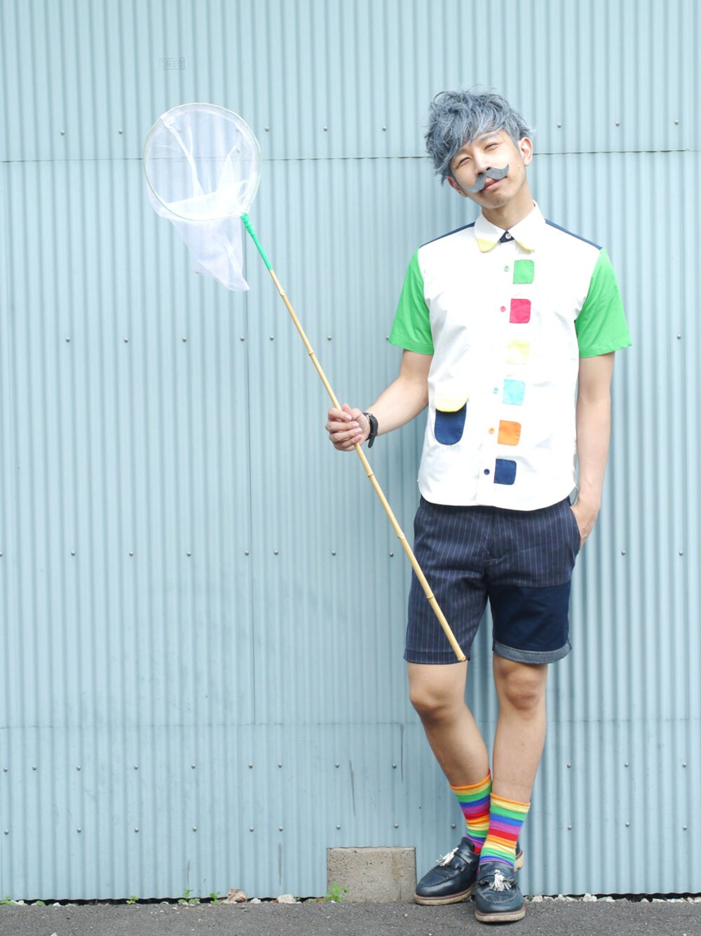 「ショートパンツ、Dr.Martens、happy socks、パンツスタイル、半袖シャツ、白髪、虹色、NIRAME.CO」｜「NIRAME.COの七色しゃつ。（シャツ/ブラウス、その他）」を使った、あっぷっぷさん（メンズ・177cm）の夏コーディネートの1枚目の写真