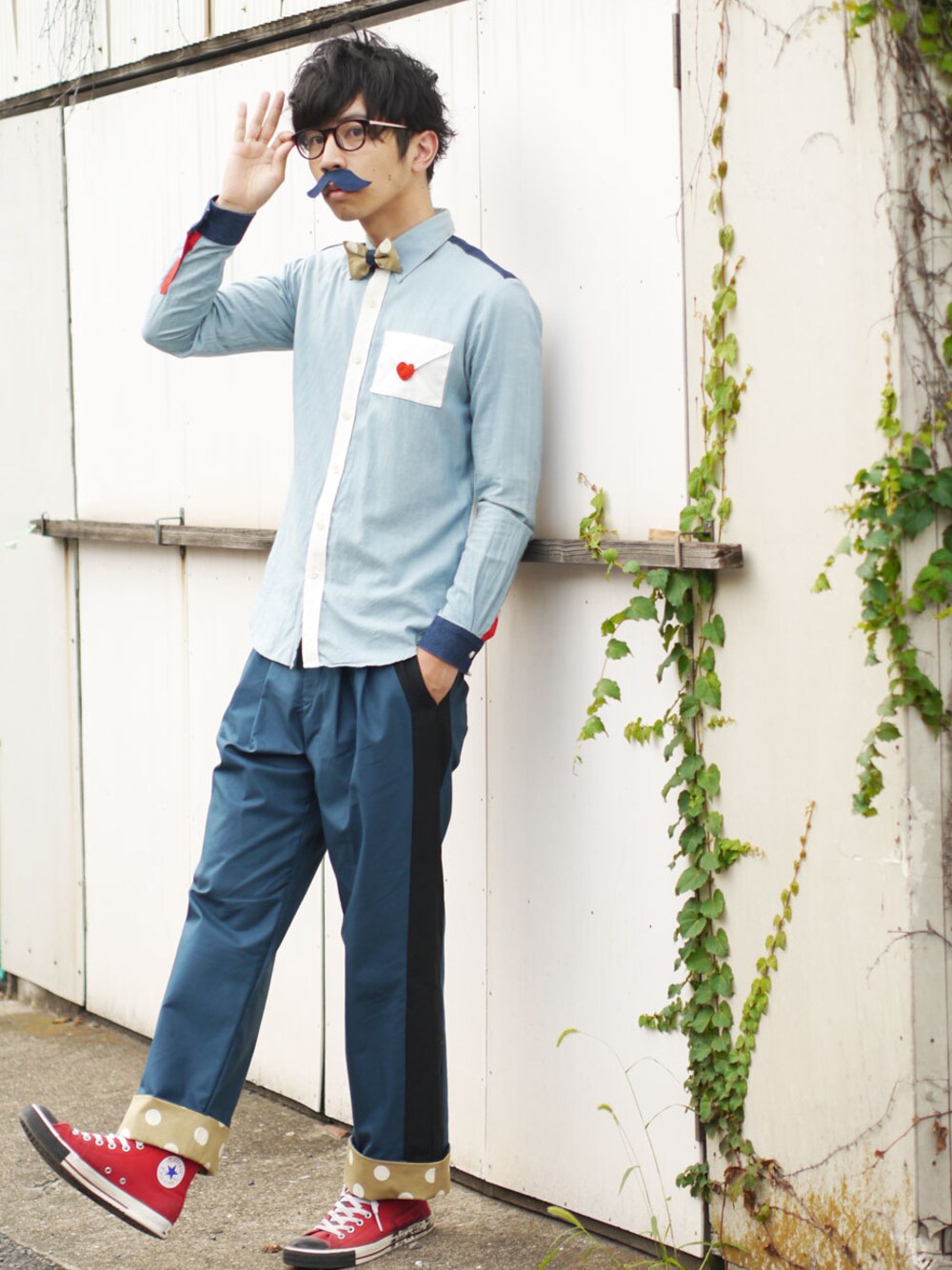 レッド系のスニーカー、その他の蝶ネクタイ、その他のシャツ/ブラウスを着用したメンズの秋コーディネートの1枚目の写真