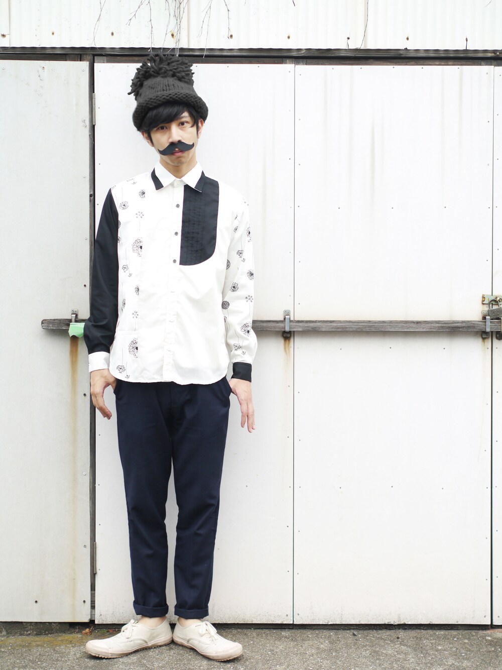 ホワイト系のスニーカー、その他のシャツ/ブラウスを着用したメンズの秋コーディネートの1枚目の写真