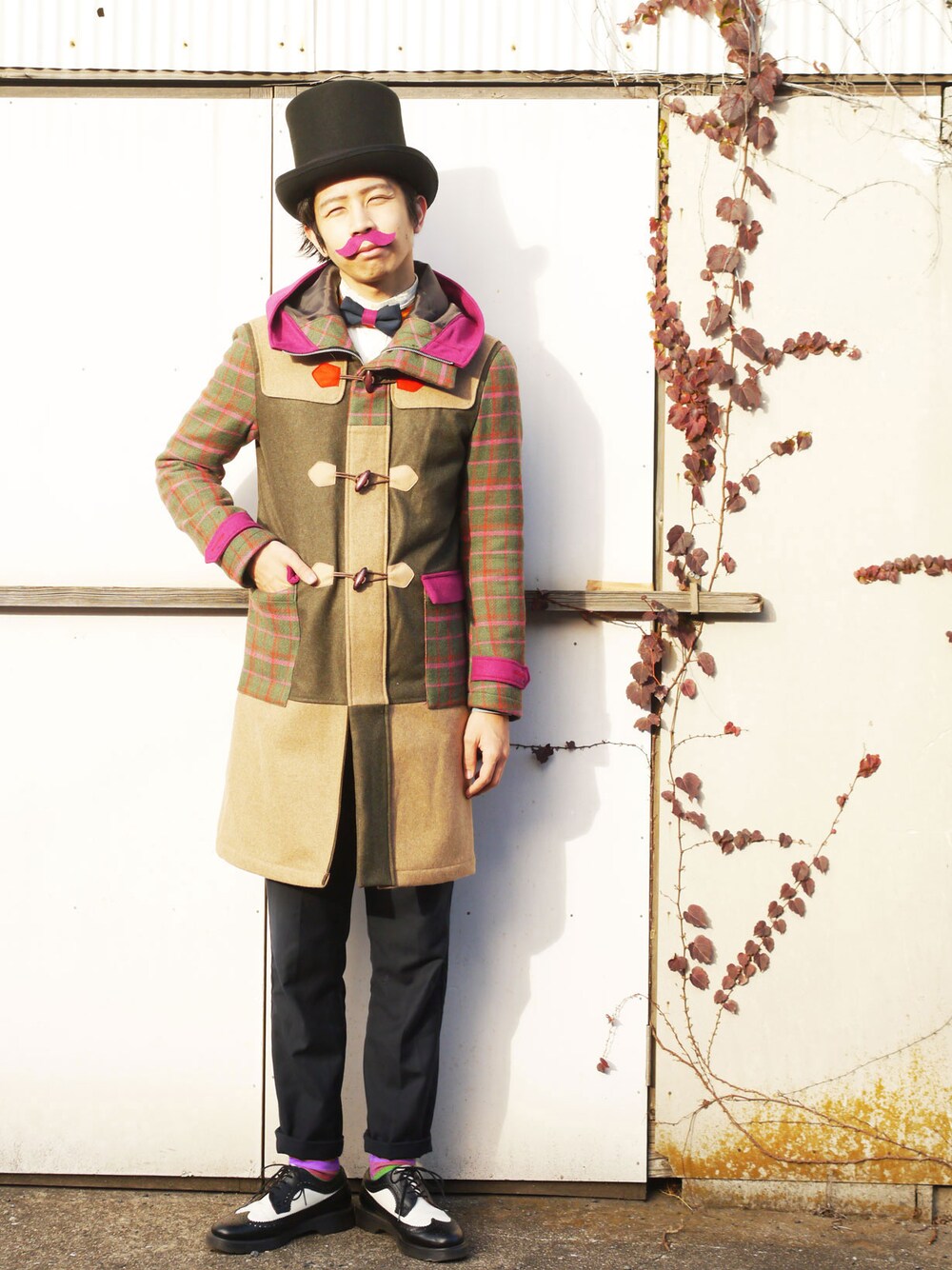 「ダッフルコート、スラックス、Dr.Martens、カーキ、蝶ネクタイ、happy socks、ロングダッフル、NIRAME.CO、kent hat」｜「NIRAME.COのNEWだっふる。（ダッフルコート、その他）」を使った、あっぷっぷさん（メンズ・177cm）の秋コーディネートの1枚目の写真