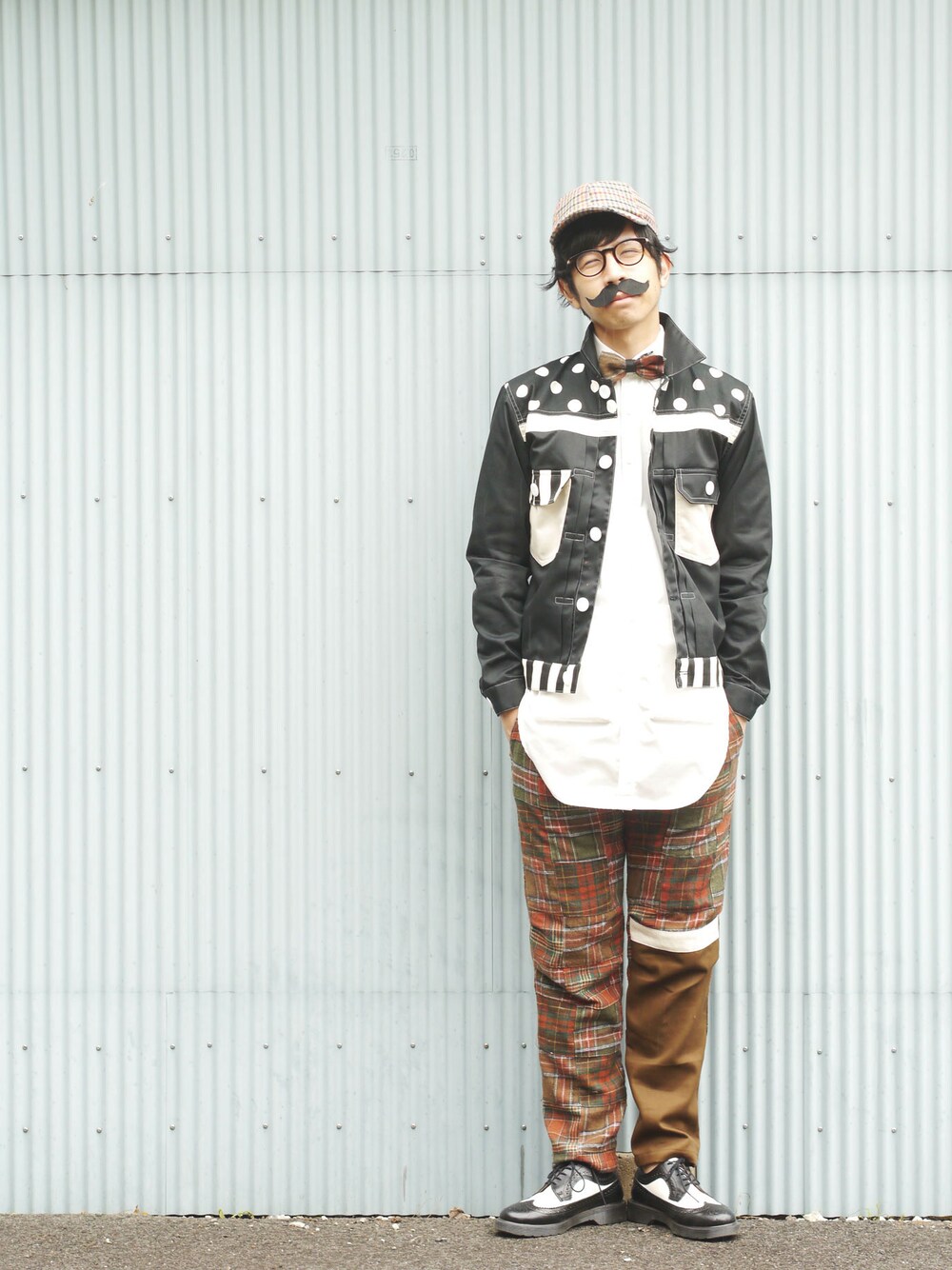「白シャツ、キャップ、Dr.Martens、モノトーン、パッチワーク、蝶ネクタイ、Gジャン、チェックパンツ、NIRAME.CO」｜「NIRAME.COのEじゃん～モノトーン～（ブルゾン、その他）」を使った、あっぷっぷさん（メンズ・177cm）の秋コーディネートの1枚目の写真