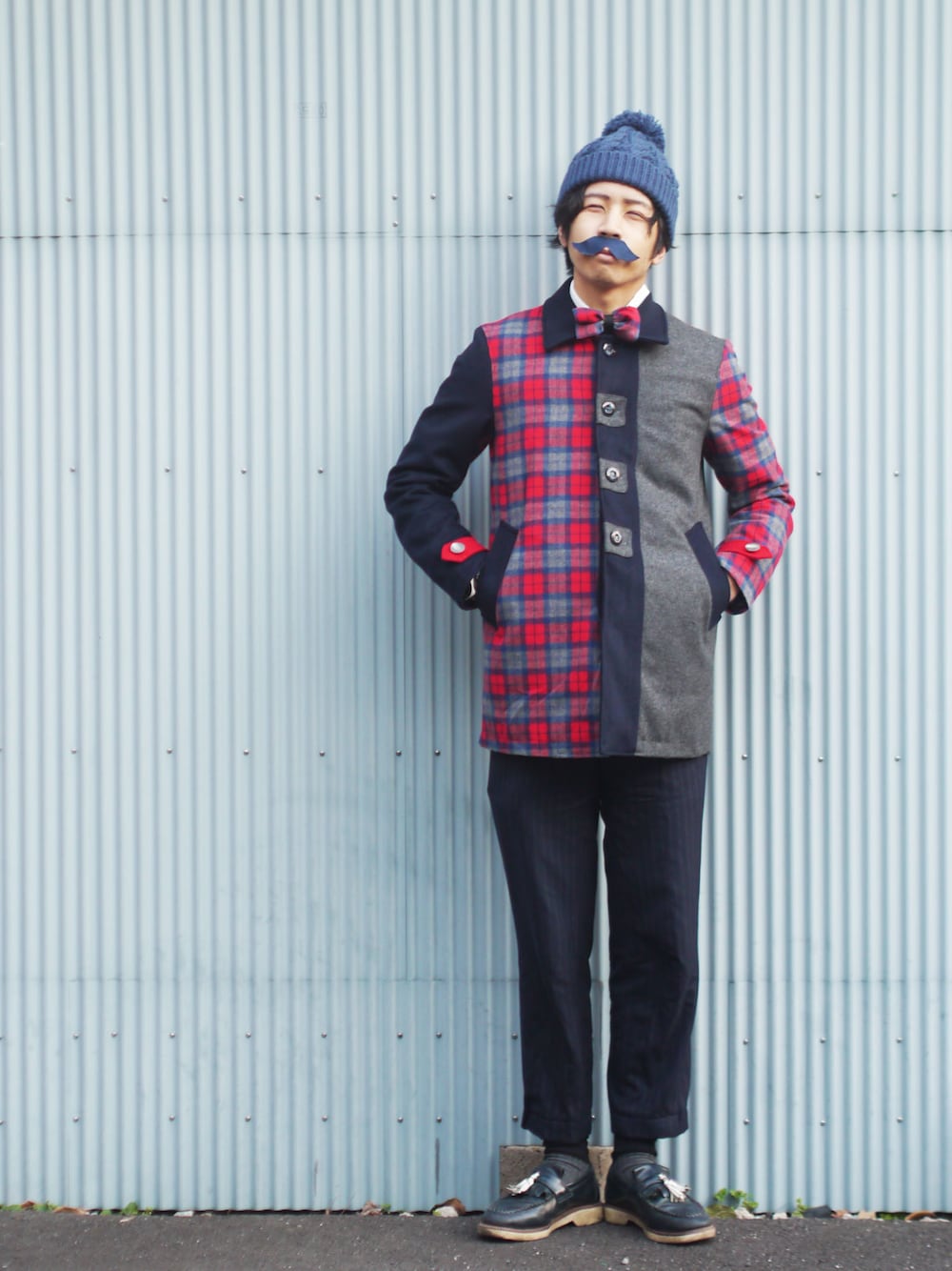 「チェック、白シャツ、ステンカラーコート、スラックス、Dr.Martens、蝶ネクタイ、チェックコート、ボンボンニット帽、NIRAME.CO」｜「NIRAME.COのスッテンカラーコート～暖炉チェック～（ステンカラーコート、その他）」を使った、あっぷっぷさん（メンズ・177cm）の冬コーディネートの1枚目の写真