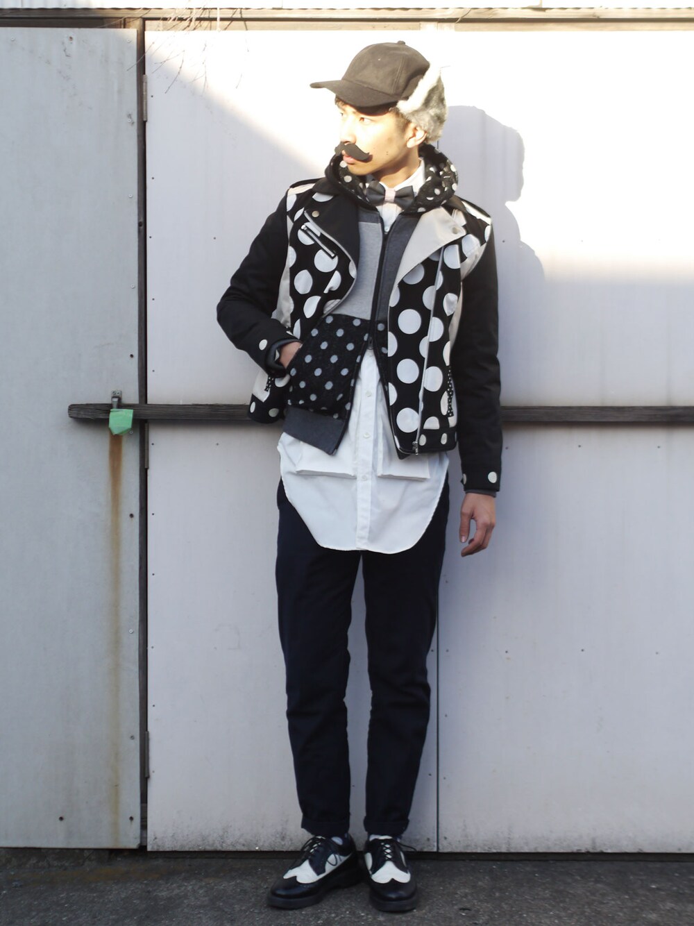 「ライダース、白シャツ、パーカー、スラックス、Dr.Martens、モノトーン、蝶ネクタイ、フライトキャップ、NIRAME.CO」｜「NIRAME.COの遊歩道ライダース ＪＫＴ　モノトーン  のコピー（ライダースジャケット、その他）」を使った、あっぷっぷさん（メンズ・177cm）の冬コーディネートの1枚目の写真