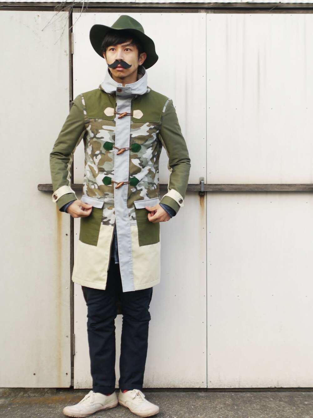 「ダッフルコート、スラックス、迷彩、ロングコート、カーキ、ツバ広ハット、nigelcabourn、NIRAME.CO、鉄碗アウタ」｜「NIRAME.COの初恋ダッズコート。（ダッフルコート、その他）」を使った、あっぷっぷさん（メンズ・177cm）の冬コーディネートの1枚目の写真