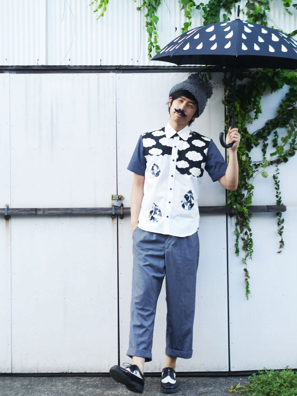 「ニット帽、Dr.Martens、モノトーン、ワイドパンツ、ハート、傘、夏コーデ、半袖シャツ、雲柄」｜「NIRAME.COのもくもくNIRAME.CO（シャツ/ブラウス、ブラック系）」を使った、あっぷっぷさん（メンズ・177cm）の夏コーディネートの1枚目の写真