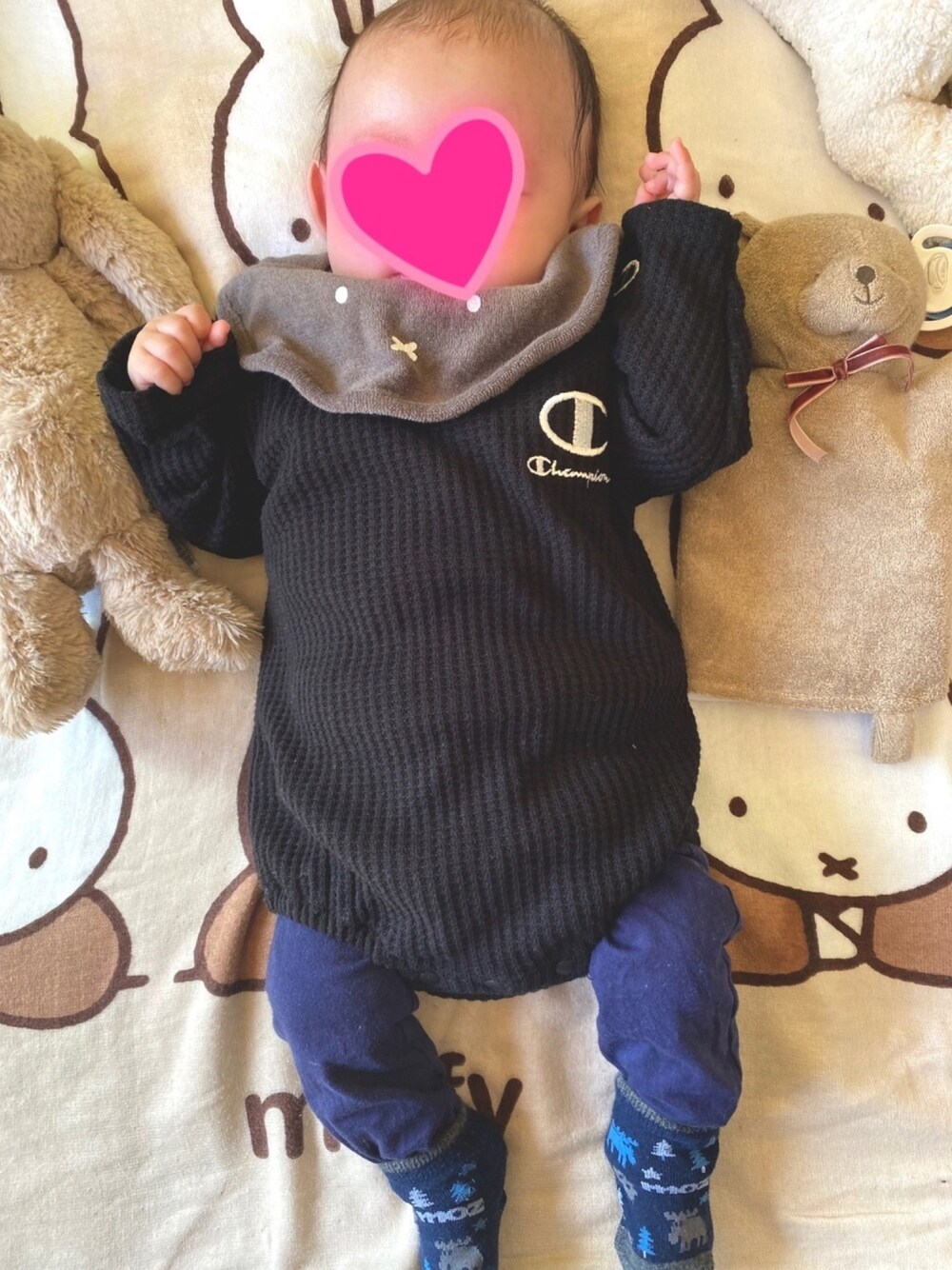 ブラック系のロンパース、ブルー系のその他ベビーウェア、グレー系のスタイ/よだれかけを着用したキッズの春コーディネートの1枚目の写真