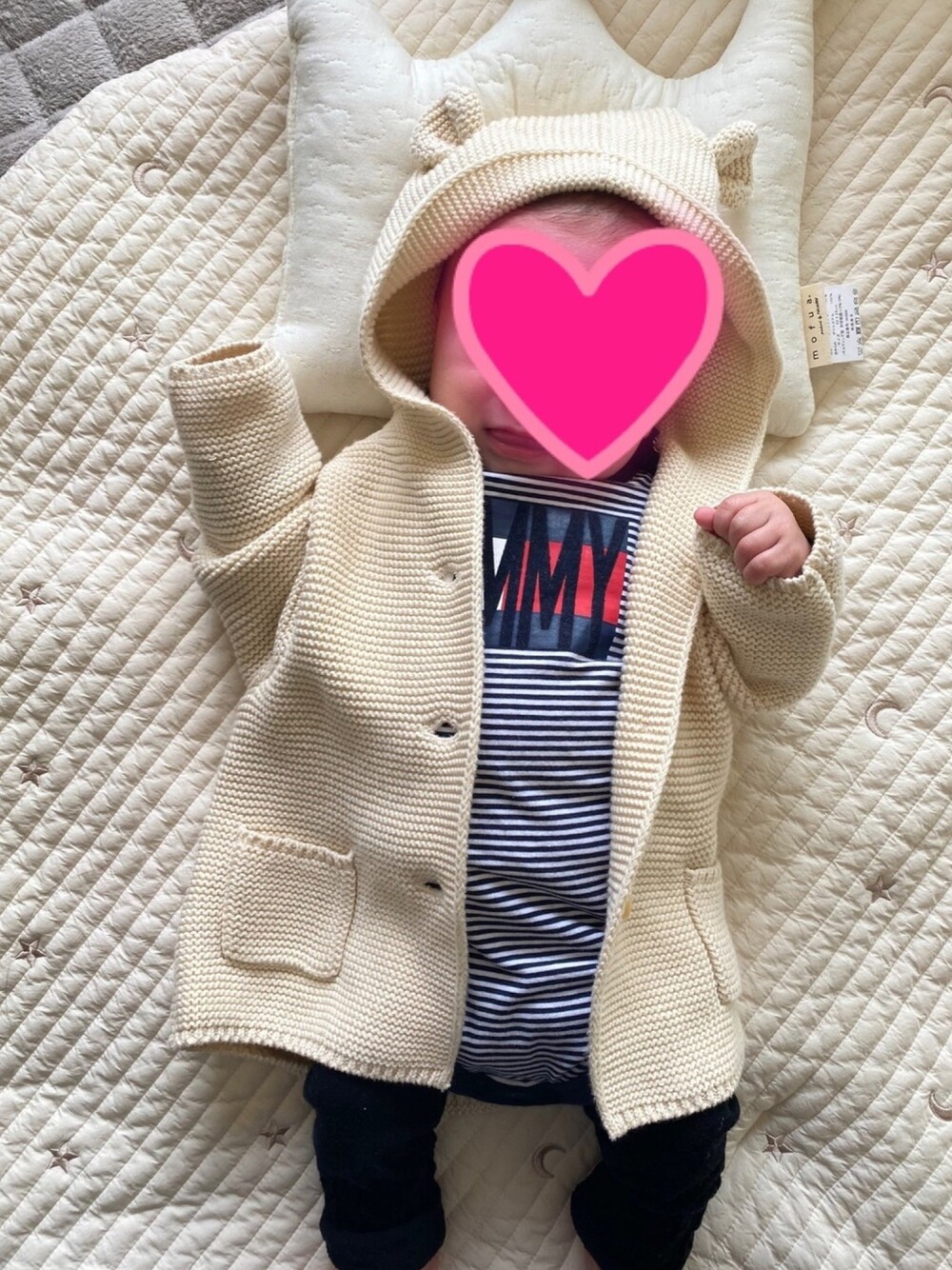 ブラック系のベビーシューズ/ベビーソックス、ブルー系のロンパース、その他のその他ベビーウェアを着用したキッズの春コーディネートの1枚目の写真