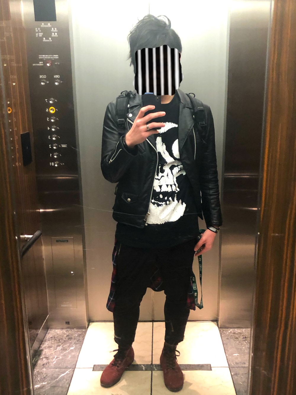 ブラック系のTシャツ/カットソー、ブラック系のライダースジャケット、ブラック系のその他パンツを着用したメンズの冬コーディネートの1枚目の写真