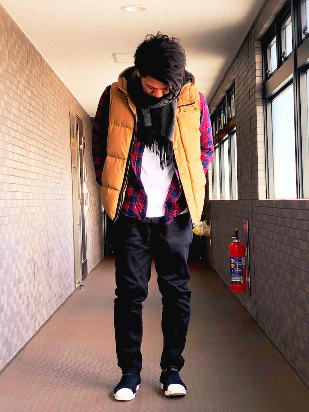 「adidas、GU、ZOZO、レイヤードstyle、BEAMS」｜「ZOZOのスリムテーパードデニムパンツ（パターンオーダー）／ブラック［MEN］（デニムパンツ、ブラック系）」を使った、akiさん（メンズ・180cm）の冬コーディネートの1枚目の写真