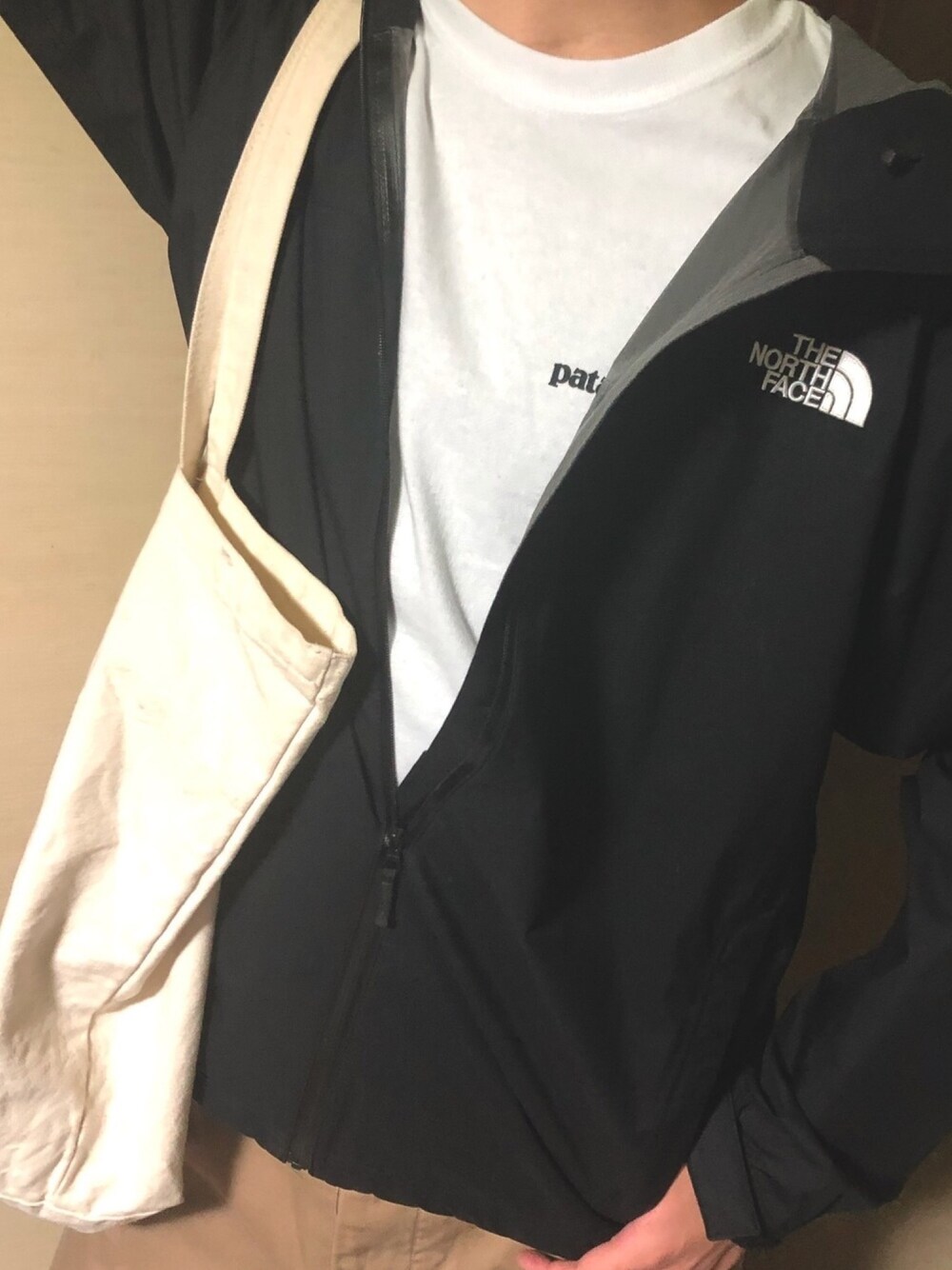 「northface、stussy、ラフ、古着、カジュアル、休日コーデ、コンビニスタイル、おしゃれさんと繋がりたい、いいね、save、フォローお願いします🤑、古着コーデ」｜「patagoniaのパタゴニア / メンズ・P-6ロゴ・レスポンシビリティー（Tシャツ/カットソー、ホワイト系）」を使った、愛己さん（メンズ・171cm）の冬コーディネートの1枚目の写真