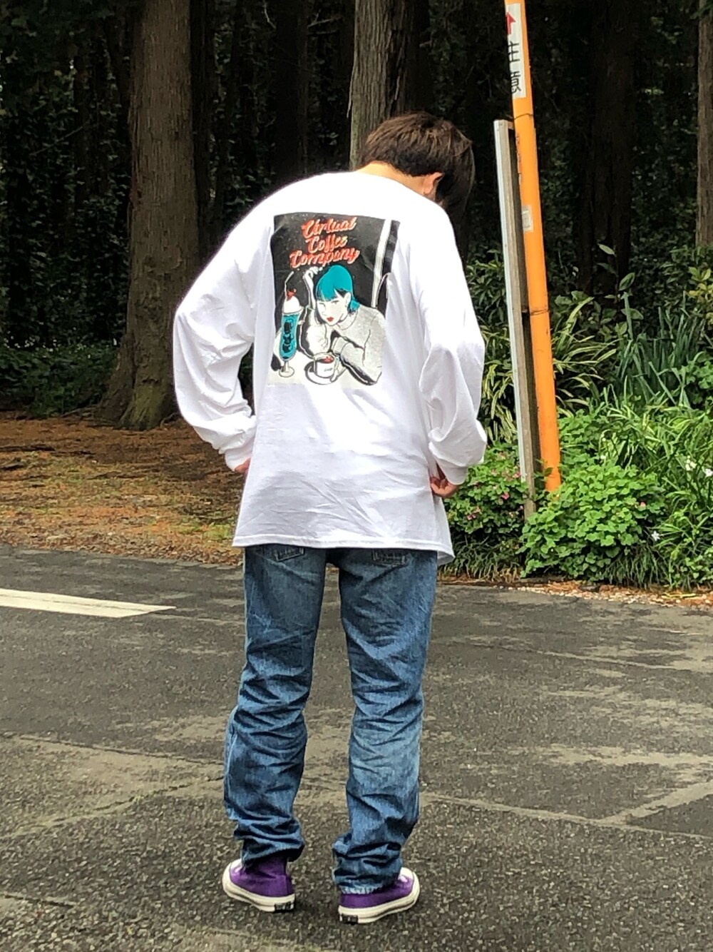 「春、シンプル、今日のコーデ、オーバーサイズ、ストリートファッション、いいね、save、フォローお願いします🤑、converse、スニーカー、スニーカーコーデ、loop」｜「LOOPのアイテム（Tシャツ/カットソー、ホワイト系）」を使った、愛己さん（メンズ・174cm）の春コーディネートの1枚目の写真