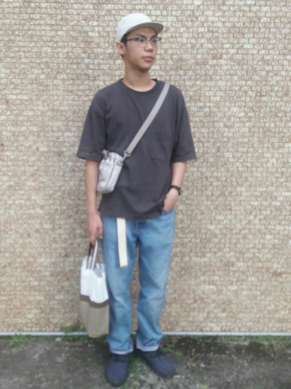 「ootd、休閒」｜「UNIQLOのアイテム（Tシャツ/カットソー、ブラウン系）」を使った、胡凱博さん（メンズ・174cm）の秋コーディネートの1枚目の写真