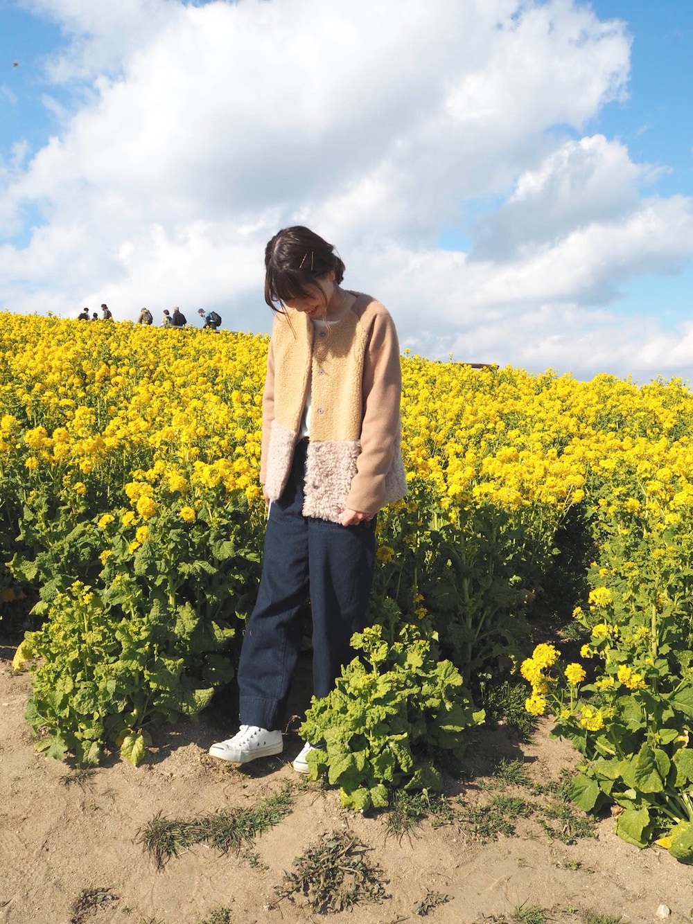 「ootd、スニーカー、きれいめカジュアル、flower、もこもこ、菜の花、デニム、ワイドパンツ、ワイドデニム」｜「flowerのbloc fur blouson～ブロックファーブルゾン（ブルゾン、ベージュ系）」を使った、ぴよさんさん（レディース・160cm）の春コーディネートの1枚目の写真