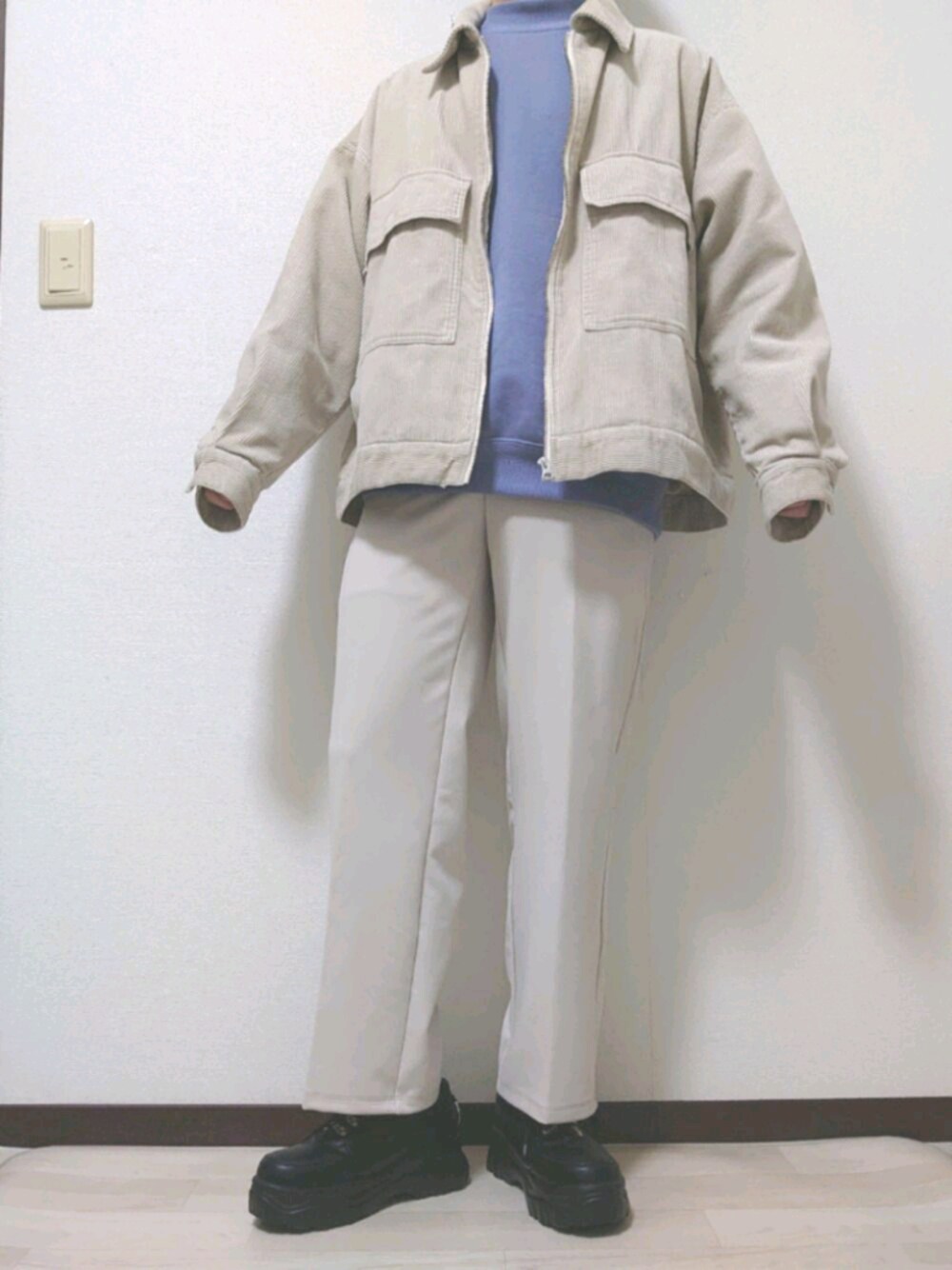 ブラック系のスニーカー、ブルー系のスウェット、ホワイト系のパンツを着用したメンズの冬コーディネートの1枚目の写真