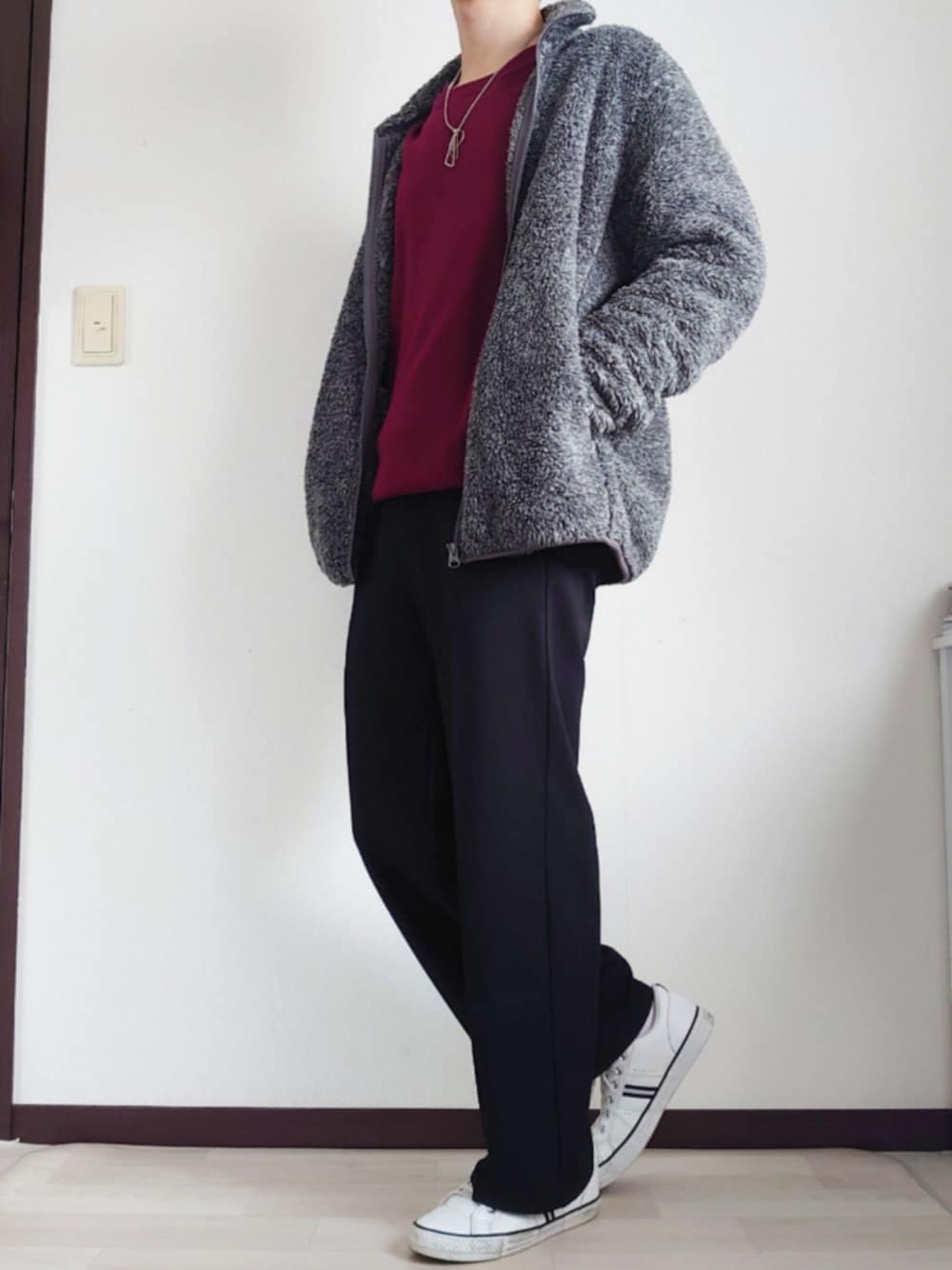 グレー系のその他アウター、ブラック系のスラックス、ホワイト系のスニーカーを着用したメンズの冬コーディネートの1枚目の写真