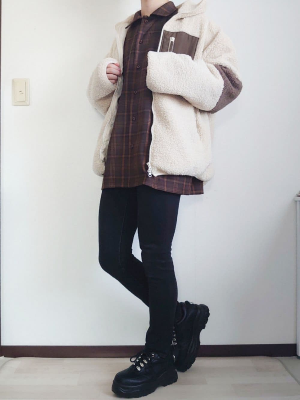 「チョコ色に染まれ、今日のコーデ、お洒落さんとつながりたい、ボア、チェックシャツ、黒スキニー、ダッドスニーカー、ブラウン」｜「GUのワンダーシェイプカラースキニーパンツ(股下76cm)（パンツ、ブラック系）」を使った、ひろきさん（メンズ・168cm）の冬コーディネートの1枚目の写真