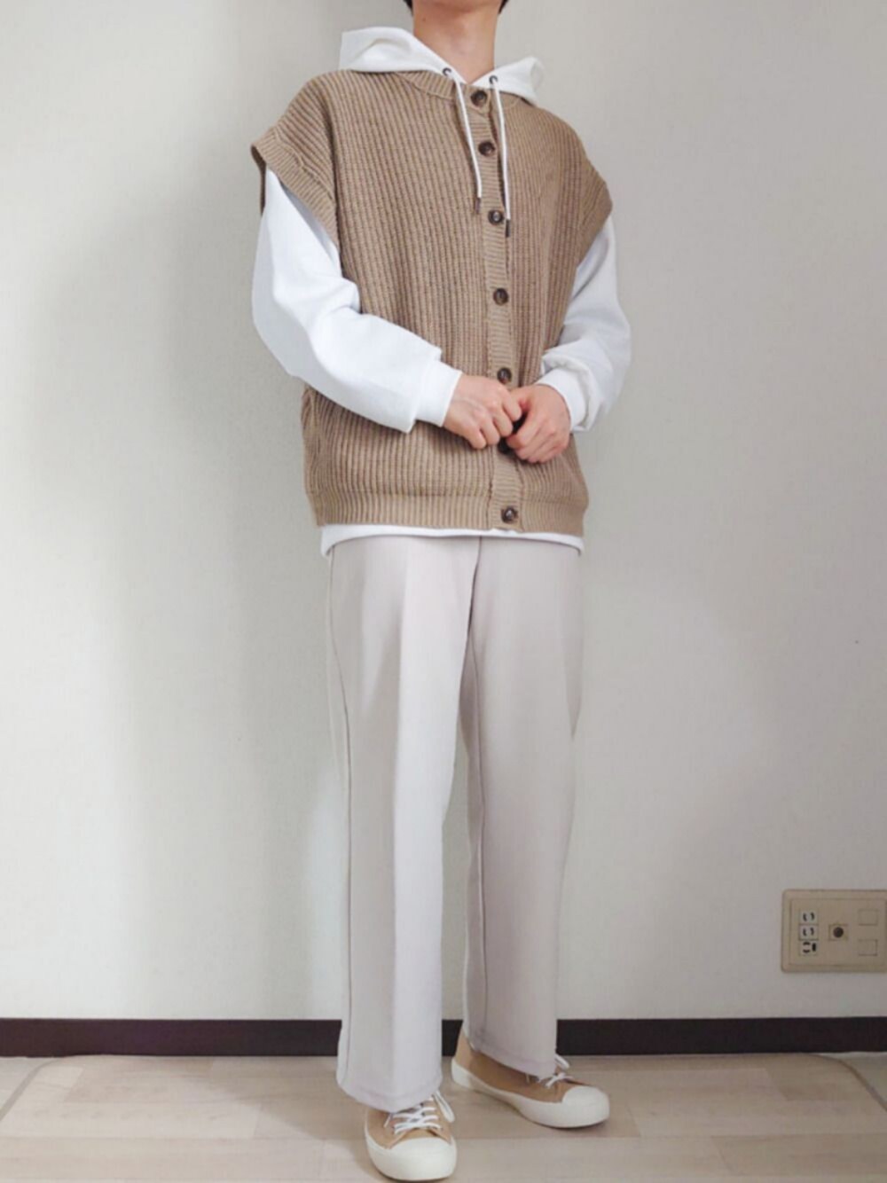 ベージュ系のカーディガン/ボレロ、ホワイト系のパーカー、ホワイト系のパンツを着用したメンズの春コーディネートの1枚目の写真