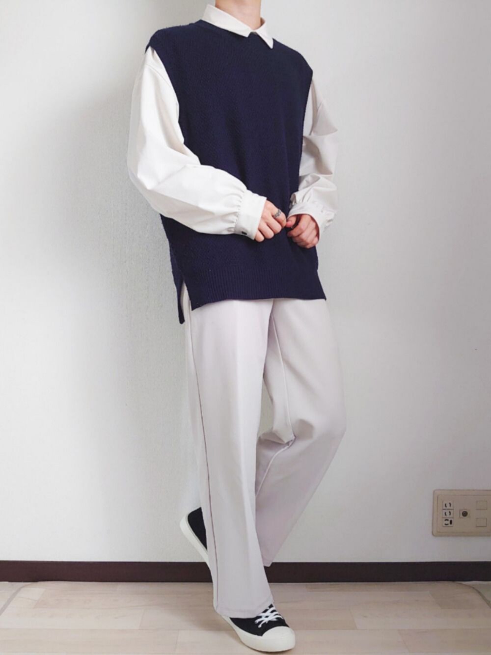 ホワイト系のパンツ、ホワイト系のシャツ/ブラウス、ブラック系のスニーカーを着用したメンズの春コーディネートの1枚目の写真