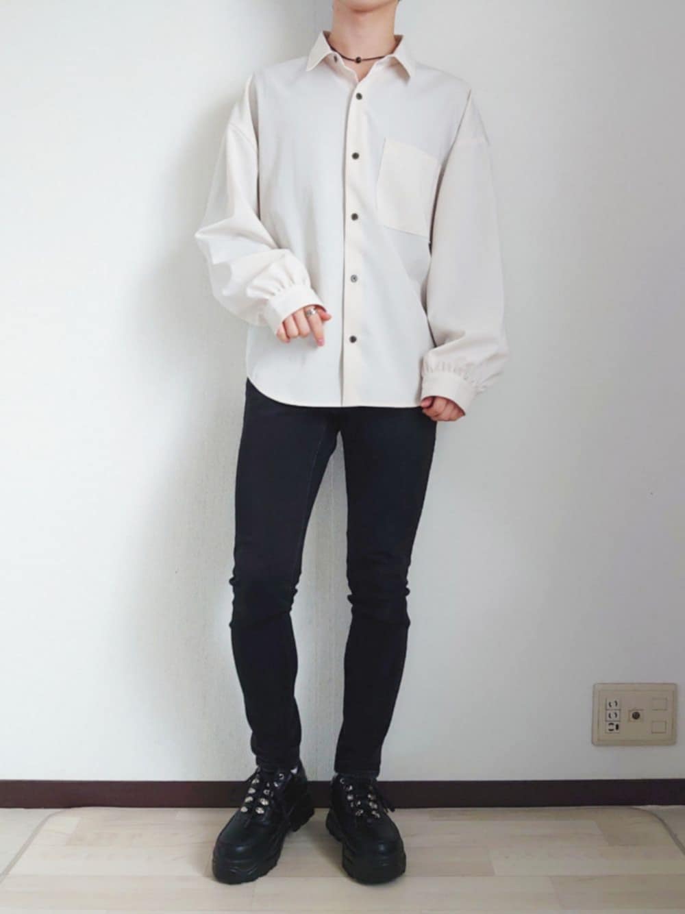 ホワイト系のシャツ/ブラウス、ブラック系のパンツ、ブラック系のスニーカーを着用したメンズの春コーディネートの1枚目の写真