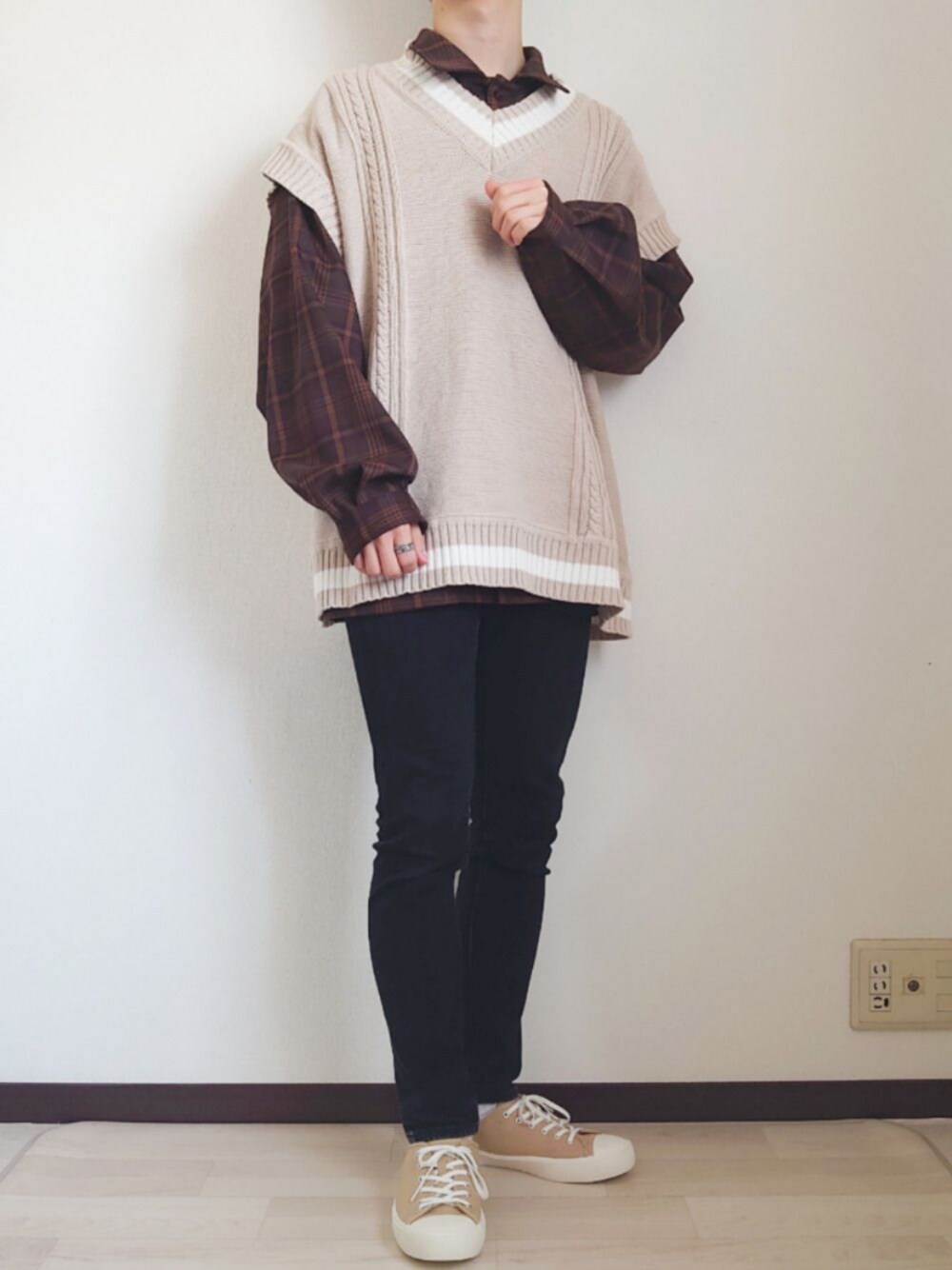 ブラック系のパンツ、ブラウン系のシャツ/ブラウス、ベージュ系のスニーカーを着用したメンズの春コーディネートの1枚目の写真