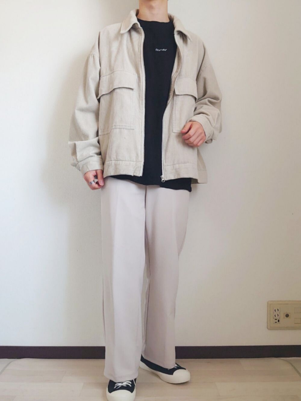 ホワイト系のブルゾン、ホワイト系のパンツ、ブラック系のスニーカーを着用したメンズの春コーディネートの1枚目の写真