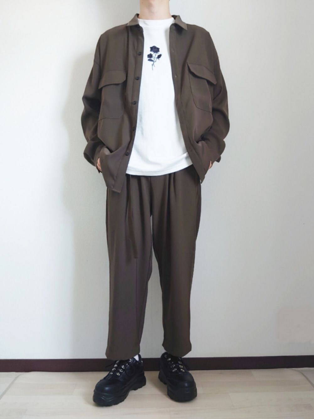 グリーン系のシャツ/ブラウス、ブラック系のスニーカー、ホワイト系のTシャツ/カットソーを着用したメンズの春コーディネートの1枚目の写真