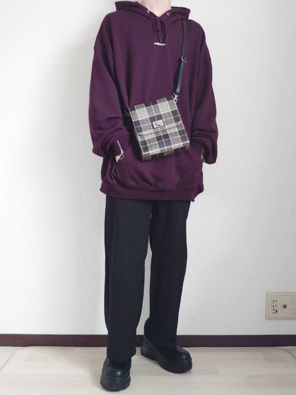 ブラック系のスニーカー、ブラック系のスラックス、レッド系のパーカーを着用したメンズの春コーディネートの1枚目の写真