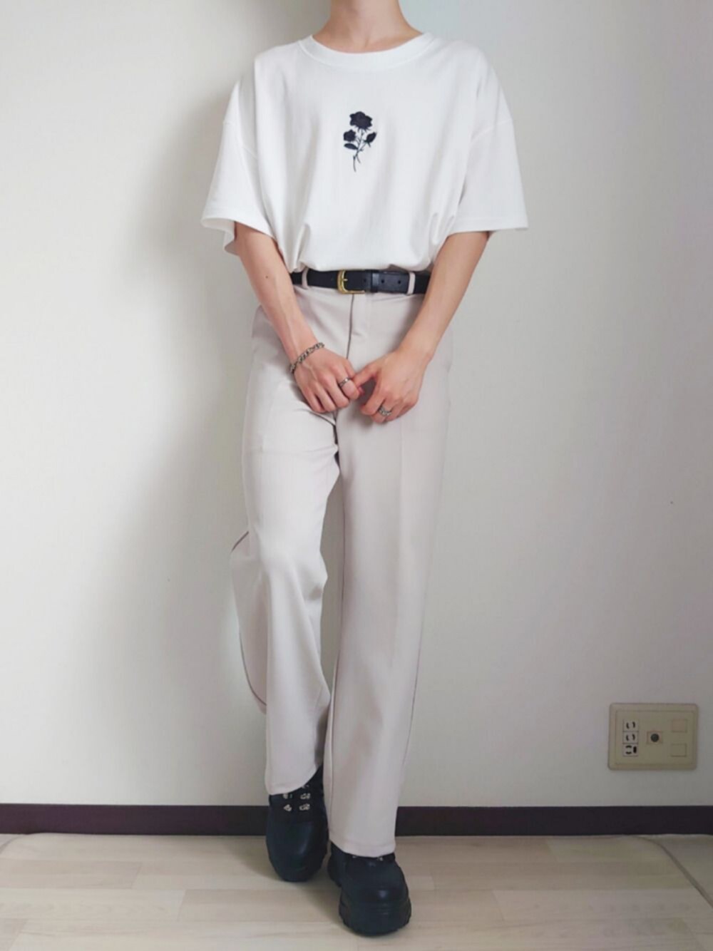 ブラック系のスニーカー、ホワイト系のパンツ、ホワイト系のTシャツ/カットソーを着用したメンズの春コーディネートの1枚目の写真