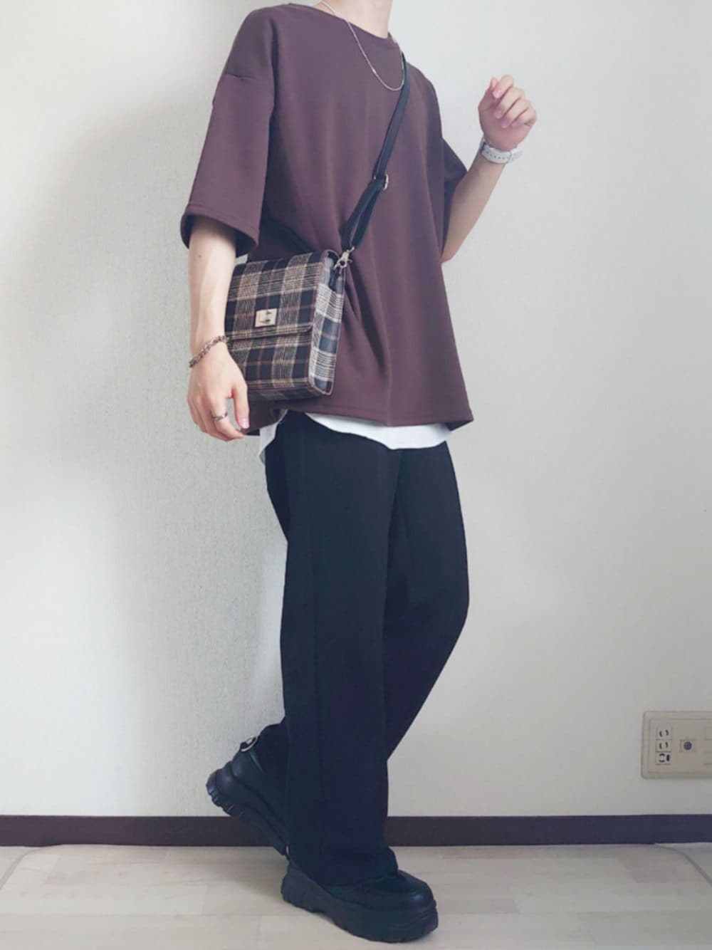 ブラック系のスニーカー、ブラック系のスラックス、その他のショルダーバッグを着用したメンズの春コーディネートの1枚目の写真