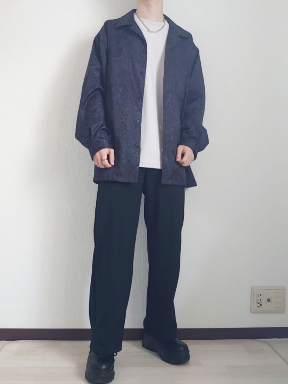 ブラック系のスニーカー、ブラック系のスラックス、ブラック系のシャツ/ブラウスを着用したメンズの夏コーディネートの1枚目の写真