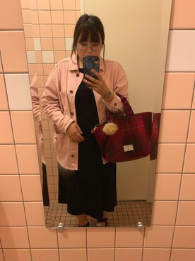 「アイテム（デニムジャケット、ピンク系）」を使った、にんじんさん（レディース・164cm）の秋コーディネート