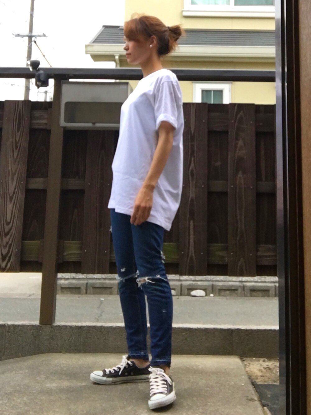 「リメイクデニム、白Tシャツ、ビッグT、コンバース、メンズライク、ママコーデ」｜「CONVERSEのCONVERSE コンバース ALL STAR OX オールスター オックス　（スニーカー、ブラック系）」を使った、kozyさん（レディース・163cm）の春コーディネートの1枚目の写真
