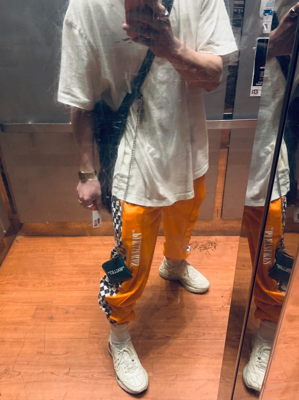 「off whiteのアイテム（Tシャツ/カットソー、ホワイト系）」を使った、Still_Mingさん（メンズ・180cm）の春コーディネートの1枚目の写真