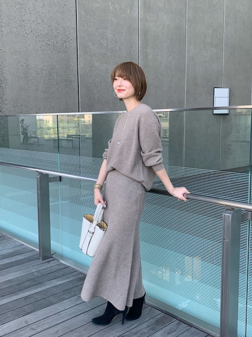 美品 ラウンジドレス カシミヤ100 クルーネックニット ゆったり 白 美品 ラウンジドレス カシミヤ100 クルーネックニット ゆったり