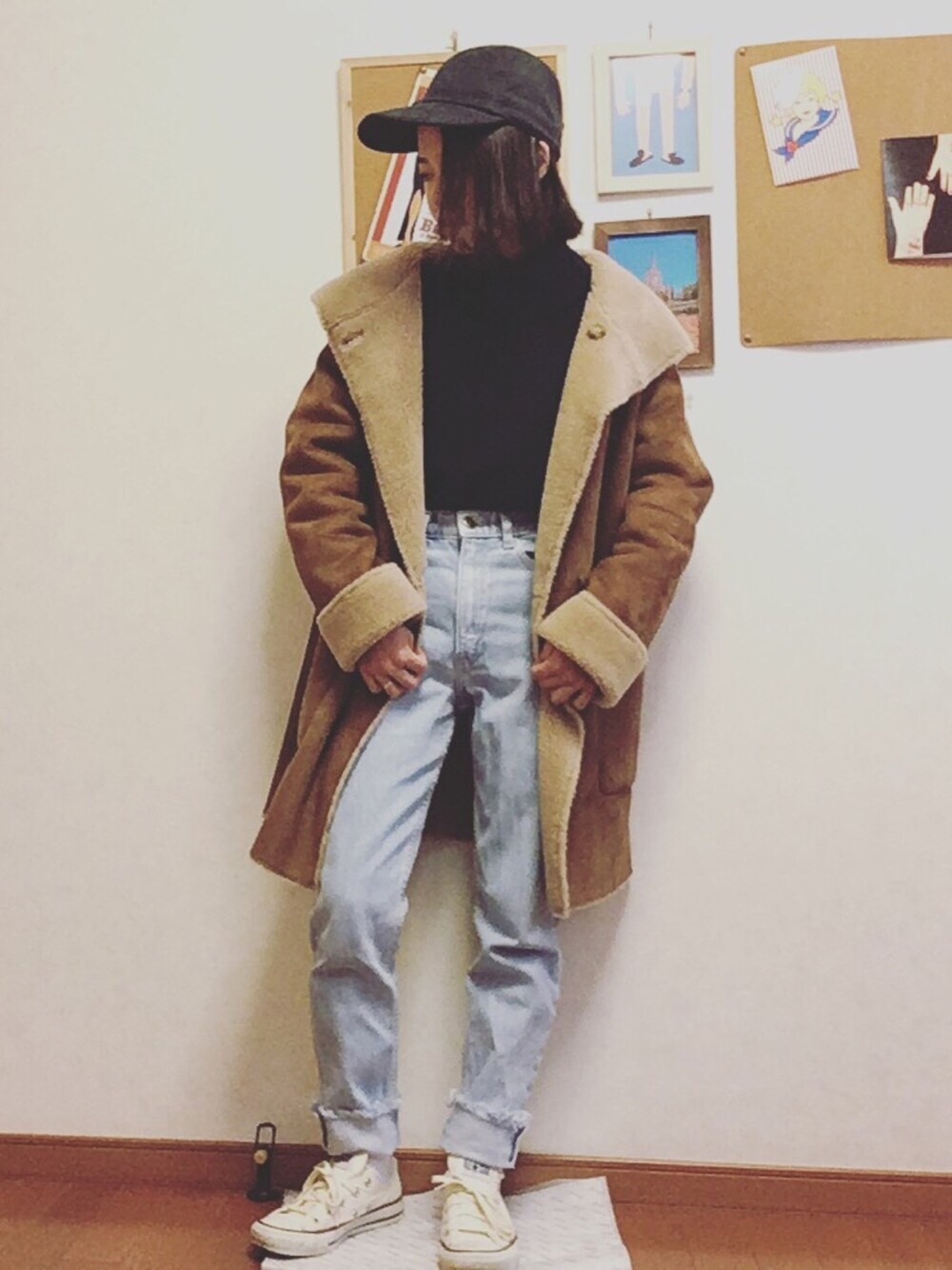 「スニーカー、ムートンコート、デニム、ハイウエストデニム、キャップ、タートルネック、ニット」｜「Borsalinoのアイテム（キャップ、ブルー系）」を使った、Manasanさん（レディース・150cm）の冬コーディネートの1枚目の写真