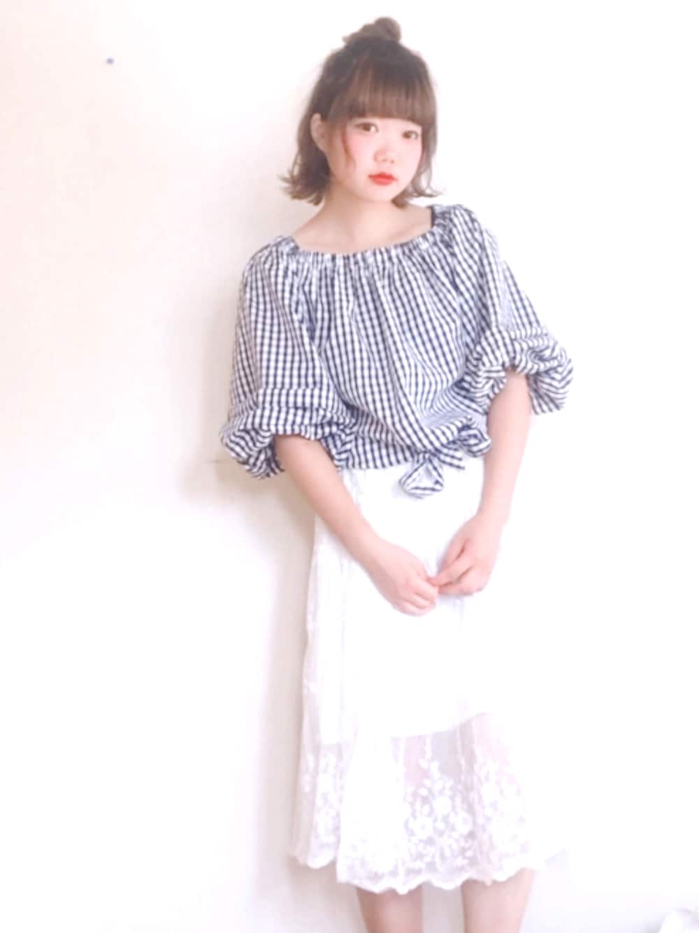 ブラック系のシャツ/ブラウス、ホワイト系のスカートを着用したレディースの夏コーディネートの1枚目の写真