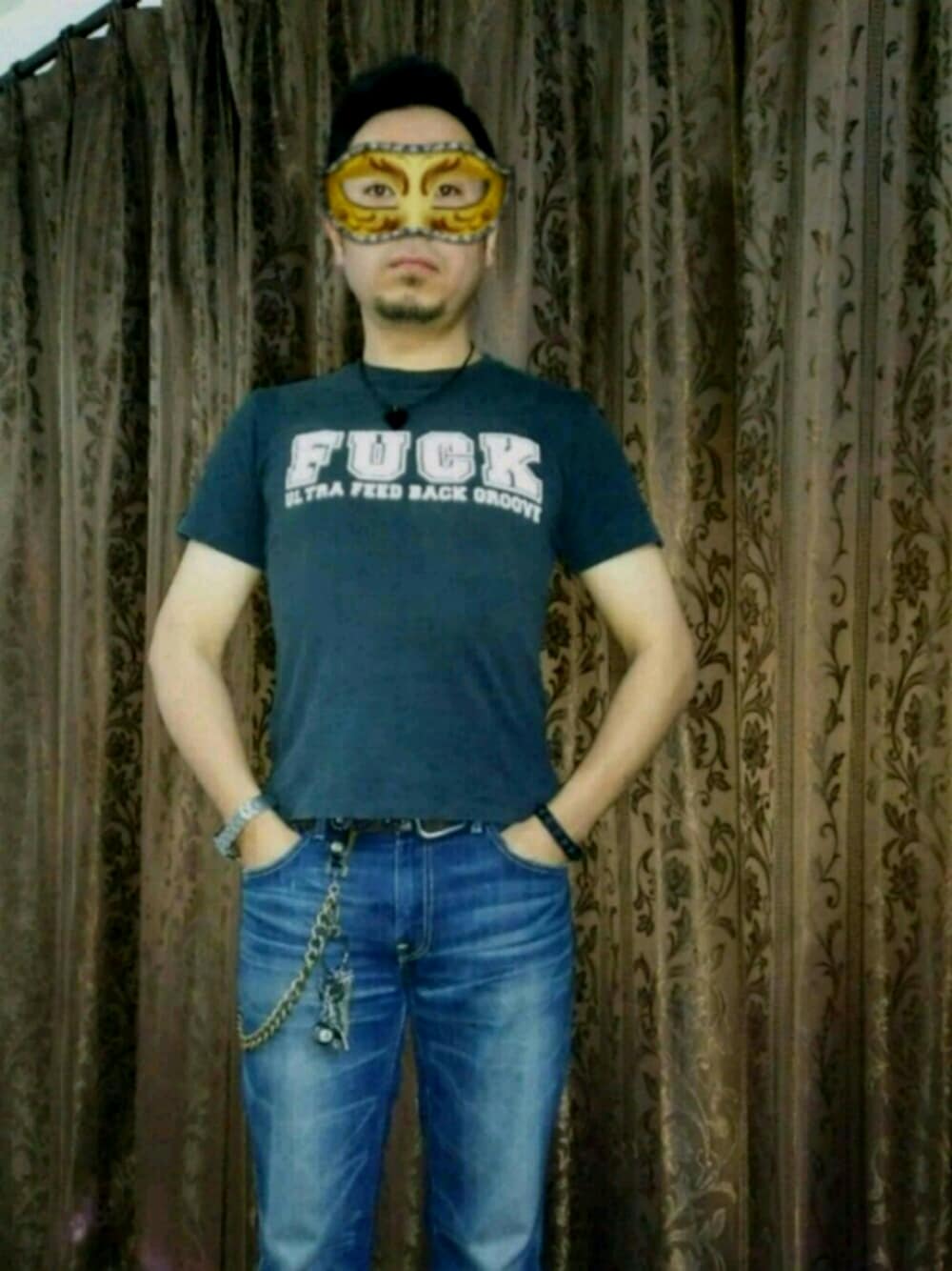 ブラック系のTシャツ/カットソー、ブルー系のデニムパンツ、ブラック系のCDを着用したメンズの春コーディネートの1枚目の写真